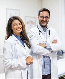 Profissionais de saúde - médica e médico