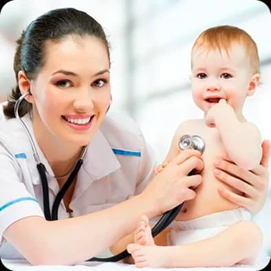 Médica segurando bebê - Plano Governo