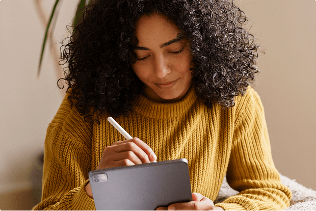 Mulher com cabelo cacheado trabalhando no laptop